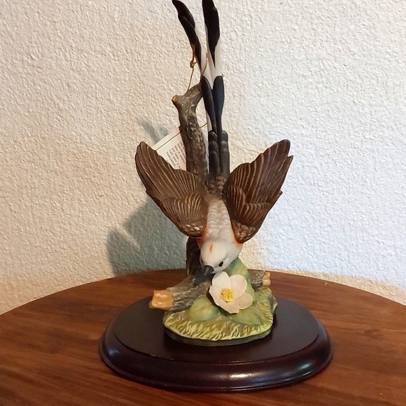 Home Co Masterpiece Scissor tail Bird porcelain ON Wood base - Picture 1 of 7